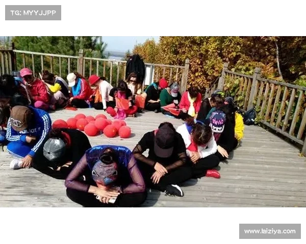 水陆两栖新风潮!怀特驾鸭子船开演“游行秀”,还不忘给队友喂饼 水陆两栖新风潮!怀特驾鸭子船开演“游行秀”,还不忘给队友喂饼