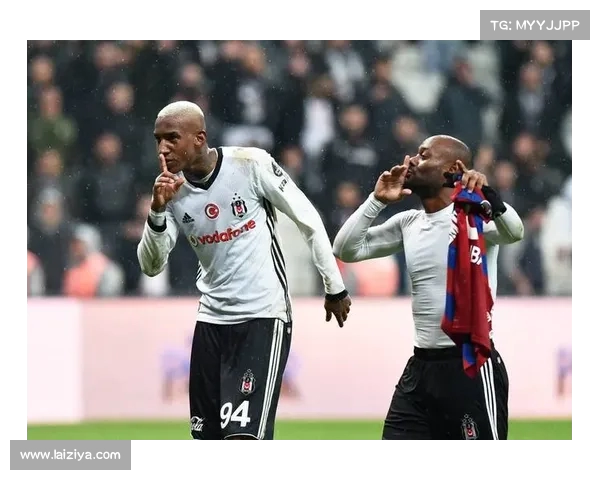 欧洲协会联赛阿贾克斯前锋帽子戏法闪耀主场