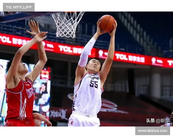 《“身高两米多也怕高？”韩德君在抚顺南天门畏惧玻璃栈道，妻子笑称是因为太高》